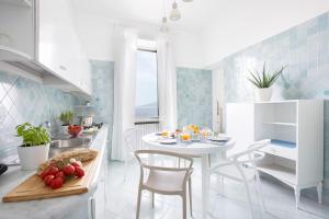 Fotografia z galérie ubytovania SorrentoVibes - Seaview Home on the beach & amazing views terrace v Sorrente