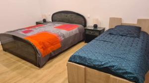 ein Schlafzimmer mit einem großen Bett und einem kleinen Bett sidx sidx sidx in der Unterkunft LOCATION SAISONNIERE PRES DE LA MER avec ROOFTOP in Riantec