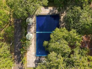 an overhead view of a tennis court surrounded by trees at Gimanhala Hotel in Dambulla +60 photos