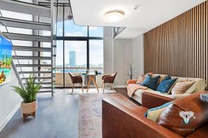 Posezení v ubytování KozyGuru Darling Harbor View Stylish Loft