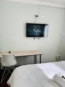 TV i/ili multimedijalni sistem u objektu The Mon