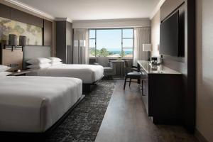 Postel nebo postele na pokoji v ubytování Monterey Marriott