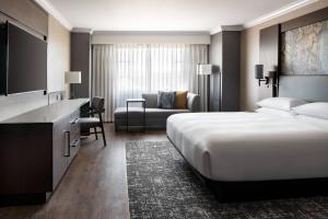 Postel nebo postele na pokoji v ubytování Monterey Marriott