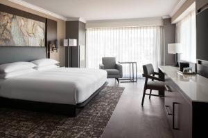 Postel nebo postele na pokoji v ubytování Monterey Marriott