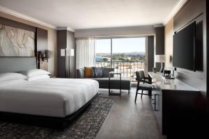 Postel nebo postele na pokoji v ubytování Monterey Marriott