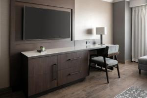 TV a/nebo společenská místnost v ubytování Monterey Marriott