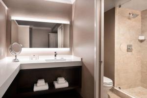 Koupelna v ubytování Monterey Marriott