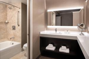 Koupelna v ubytování Monterey Marriott
