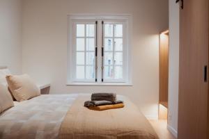 Un dormitorio blanco con una cama con ventana. en Manoir Noble, en Brujas 38 fotos más