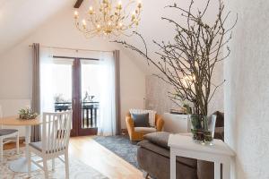 a living room with a couch and a table at Am Quittenbaum in Münstermaifeld