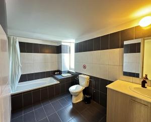 Billede fra billedgalleriet på Modern City Center Apt with Pool i Larnaka