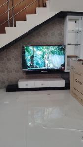 TV a/nebo společenská místnost v ubytování Kutir Stay
