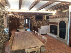una sala da pranzo con tavolo e camino di El Mirador Del Pedroso a Barbadillo del Pez