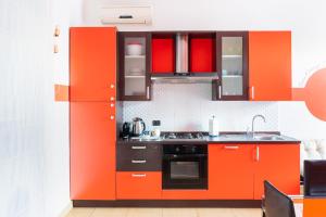 Una cocina o cocineta en Equipped Apt Near to Parco Dora 7 fotos más