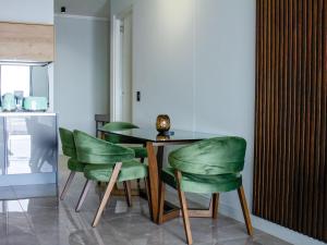 Ruang duduk di Ellipse Waterfall Executive Two Bedroom