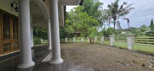 KozhancheriにあるOak springs Riverside home 3 bed roomの家の前の白い柵