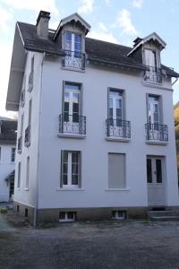 Casa blanca con ventanas y balcones en L'Alexiane, Centre Luchon, parking gratuit, wifi, en Luchon