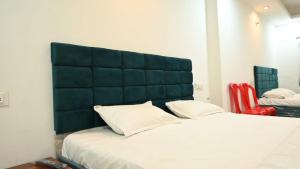 Postel nebo postele na pokoji v ubytování Hotel Lagan Palace
