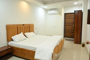 Postel nebo postele na pokoji v ubytování Hotel Lagan Palace + 5 fotografií