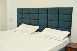 Postel nebo postele na pokoji v ubytování Hotel Lagan Palace