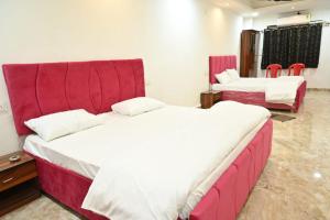 Postel nebo postele na pokoji v ubytování Hotel Lagan Palace