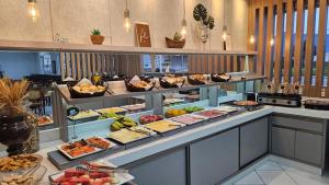 a buffet line with many different types of food at Hotel Zunino in Palhoça