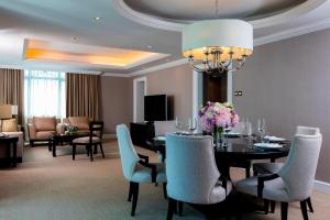 TV a/nebo společenská místnost v ubytování The Ritz-Carlton, Kuala Lumpur