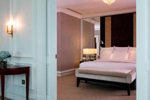 Postel nebo postele na pokoji v ubytování The Ritz-Carlton, Kuala Lumpur