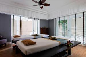 Postel nebo postele na pokoji v ubytování The Ritz-Carlton, Kuala Lumpur