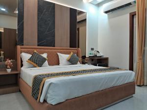 Postel nebo postele na pokoji v ubytování Kaspar Suites + 25 fotografií