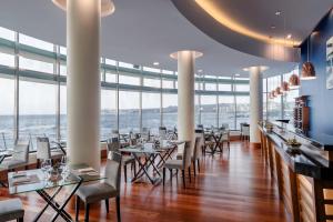 um restaurante com mesas e cadeiras e vista para o oceano em Sheraton Miramar Hotel & Convention Center em Viña del Mar