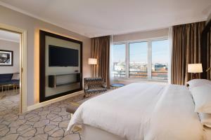 Postel nebo postele na pokoji v ubytování Sheraton Grand Warsaw