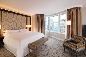 Postel nebo postele na pokoji v ubytování Sheraton Grand Warsaw