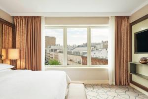 Postel nebo postele na pokoji v ubytování Sheraton Grand Warsaw