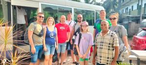 un groupe de personnes debout devant un bus dans l'établissement Ceylon Lodge - Airport Transit Hostel, à Negombo