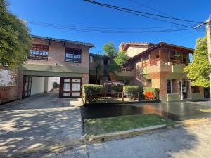 an empty street in front of a house at Hostería Tejas Negras in Mina Clavero