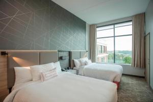 Postel nebo postele na pokoji v ubytování Springhill Suites By Marriott Athens Downtown/University Area