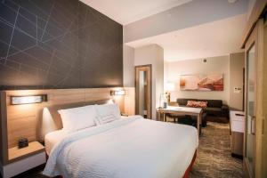 Postel nebo postele na pokoji v ubytování Springhill Suites By Marriott Athens Downtown/University Area