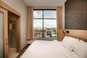 Postel nebo postele na pokoji v ubytování Springhill Suites By Marriott Athens Downtown/University Area