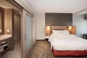 Postel nebo postele na pokoji v ubytování Springhill Suites By Marriott Athens Downtown/University Area