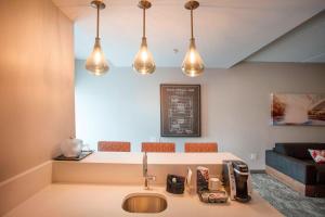 Příslušenství pro přípravu čaje a kávy v ubytování Springhill Suites By Marriott Athens Downtown/University Area