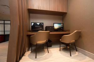 TV a/nebo společenská místnost v ubytování Springhill Suites By Marriott Athens Downtown/University Area