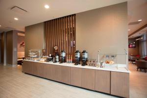 Příslušenství pro přípravu čaje a kávy v ubytování Springhill Suites By Marriott Athens Downtown/University Area