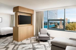 TV a/nebo společenská místnost v ubytování Sheraton Cerritos