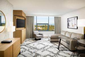 TV a/nebo společenská místnost v ubytování Sheraton Cerritos