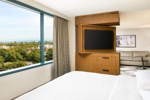 Postel nebo postele na pokoji v ubytování Sheraton Cerritos