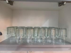 eine Reihe von Glasgefäßen auf einem Regal in der Unterkunft Finca Anna Clara Vuelta la Barranca Santiago del Estero in Cardozos