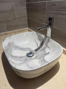 ein Marmorwaschbecken in einem Badezimmer mit einem Wasserhahn in der Unterkunft Finca Anna Clara Vuelta la Barranca Santiago del Estero in Cardozos