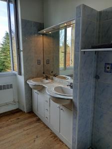 Koupelna v ubytování Spacieuse maison avec piscine et parc de 6000 m2