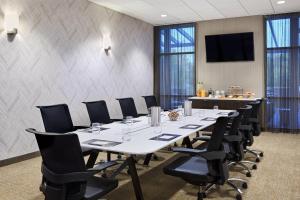 una sala conferenze con un lungo tavolo e sedie di SpringHill Suites by Marriott Cleveland Independence a Independence Altre 17 foto